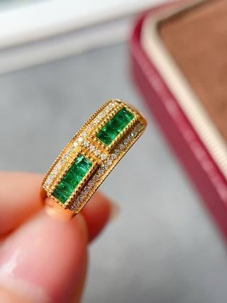 18K Gold Emerald Ring (1 of 6)