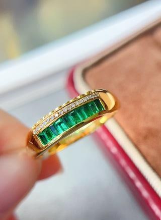 18K Gold Emerald Ring: 18K gold emerald ring, the color is gorgeous and vibrant, with a bright sheen, bezel setting, light luxury and retro style, main stone weighs about 0.6 carats, with 17 diamonds, total weight is 2.18 g