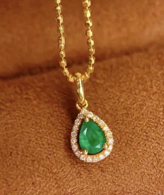 18K Natural Emerald Pendant: 18k Natural Emerald Pendant (Chain not included)250403053Main Stone: 0.4 caratsDiamonds: 20 pieces