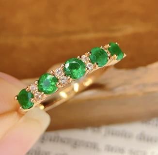 18K Gold Natural Emerald Ring: Main stone: 2.2 carats