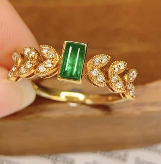 18K Gold Emerald Ring: Total weight: 1.52 grams 00029457