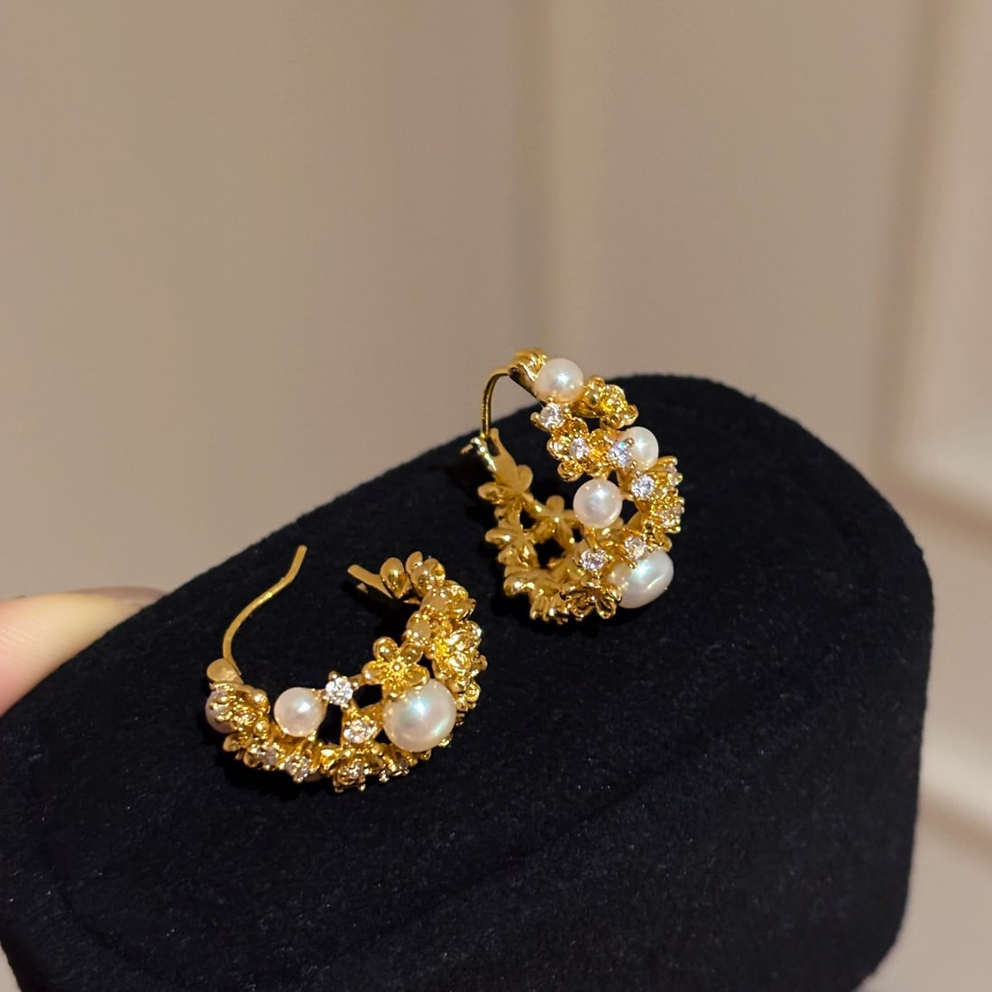 Pearl Earrings: Pearl earrings with Osmanthus flower patterns that make you fall in love at first sight! The delicate petal textures pair with the lustrous freshwater pearls, sweet yet not cloying, perfectly suited f