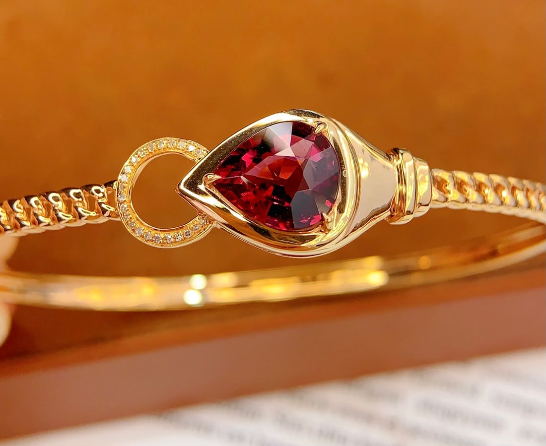 18K Gold Tourmaline Bracelet: 18K Gold Bixi Bracelet Total Weight: 6.63 gramsMain Stone: 4 caratsDiamonds: 23