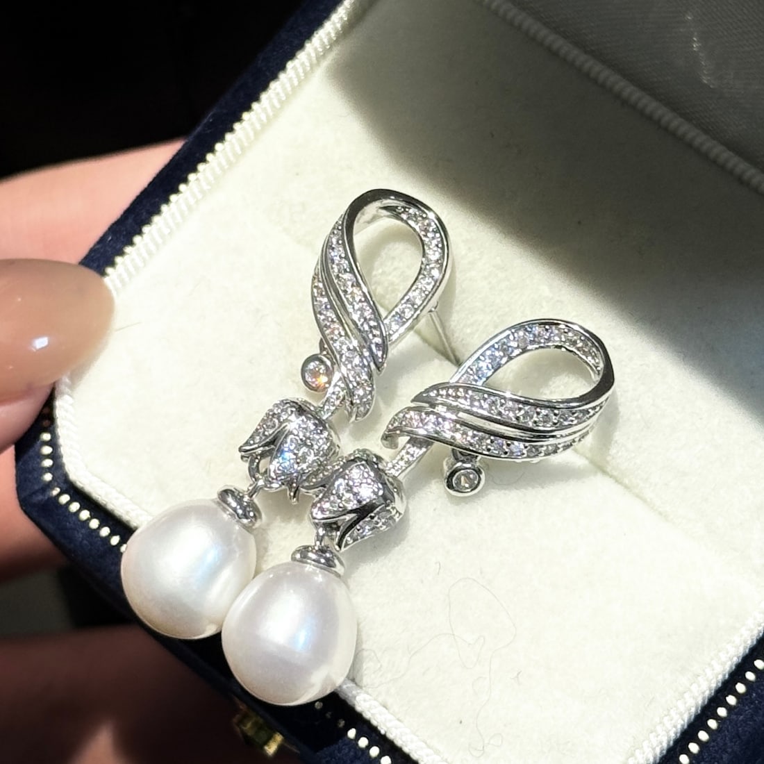 14K Gold Freshwater Pearl Earrings: Lily of the valley stud earrings, approximately 9mm high luster slightly flawed high-quality natural freshwater rice-shaped pearls, 14k gold-plated silver series, elegant and high-quality standard for