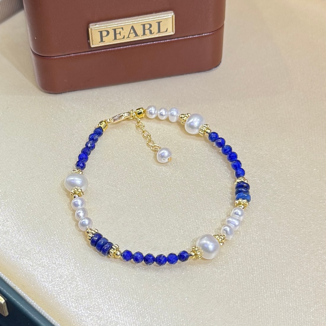 Crystal Freshwater Pearl Bracelet: 4-7mm high-quality freshwater pearls with slight flaws under strong light, matched with lapis lazuli, refreshing contrast, clean combination