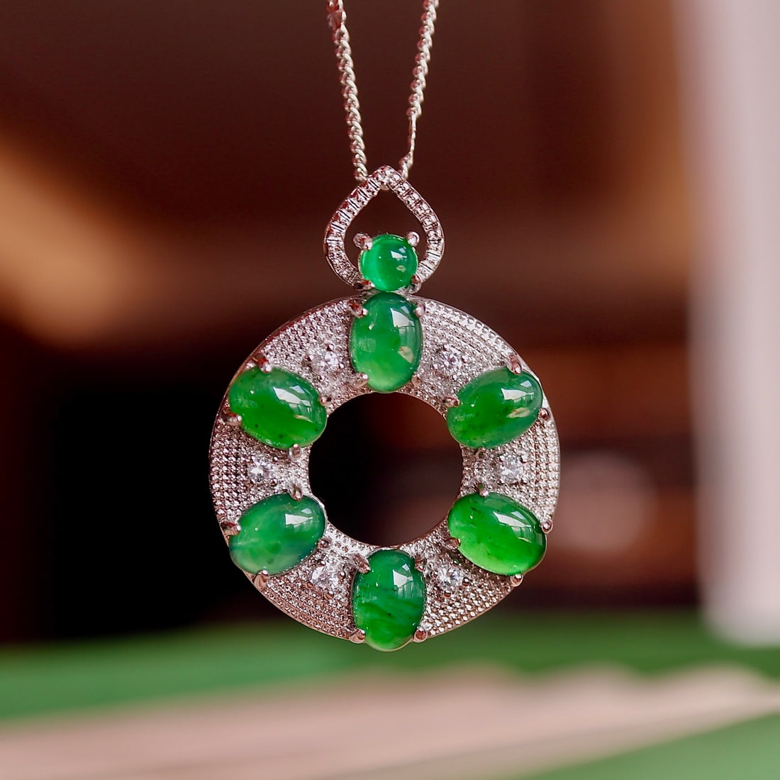 Natural Jadeite Round Pendant: Jade round pendant, overall 32*24mm, main stone about 5*7mm, bright celadon, 6 egg-shaped jade, sufficient water, simple and elegant