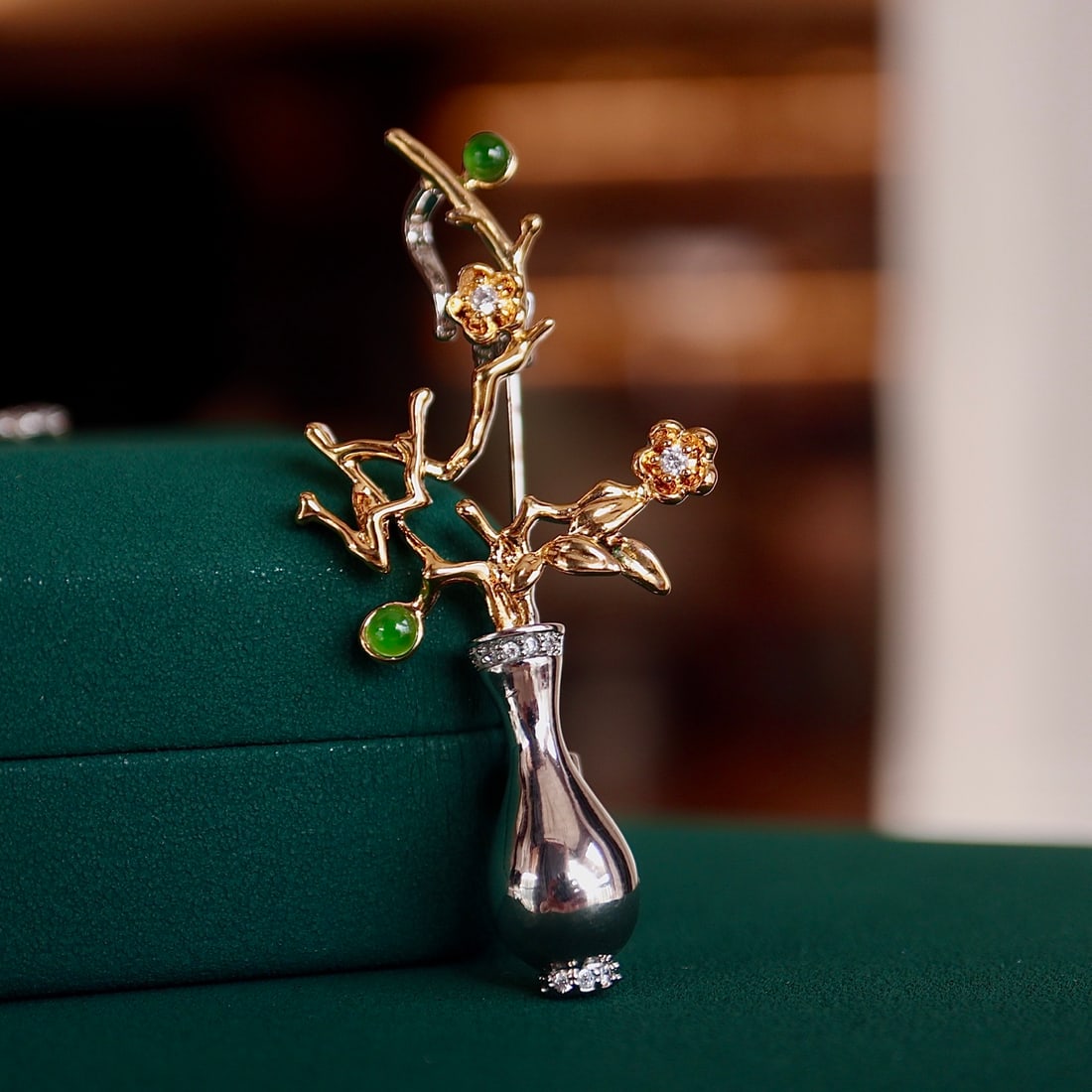 Natural Jade Brooch Pendant: Natural jade flower vase brooch pendant - elegant and fashionable, not expensive