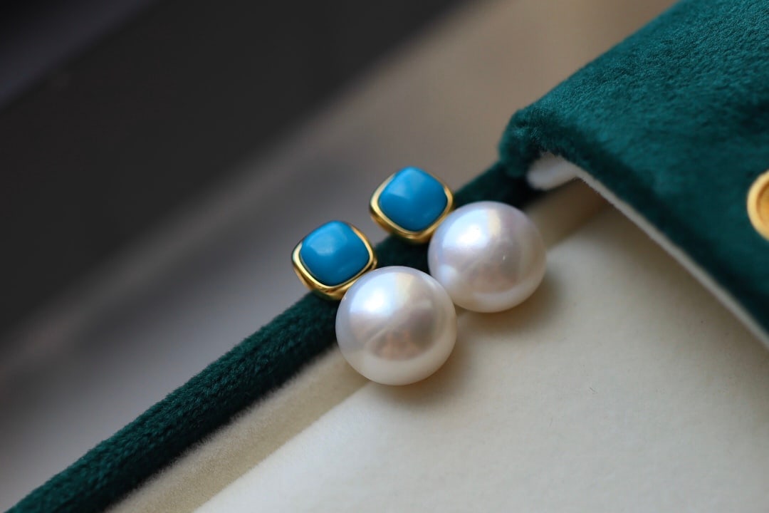 Sterling Silver Plated 18K Gold Natural Freshwater Pearl Earrings: Retro Hong Kong style natural freshwater pearl stud earrings with 18K gold-plated silver, pearls about 13mm, paired with beautiful pine blue pineapple freshwater bread pearls, designed with elegance a