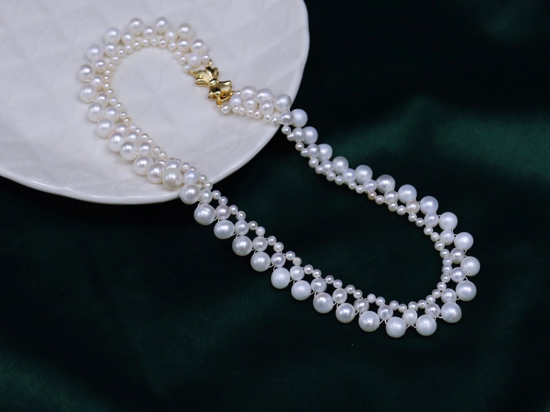 Pearl Necklace: Three different sizes of pearl necklace with pearls of about 3-4/5-6/6-7mm, hand-woven in imitation lace, with pearls of varying sizes in a gradient, hollowed out, resembling a pearl lace, glossy/smoo