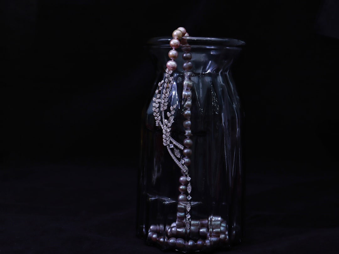 Pearl Necklace: Pearl Necklace with a stylish wheat design, natural pastel purple pearls, white necklace 8-9mm in size, nearly round with slight flaws