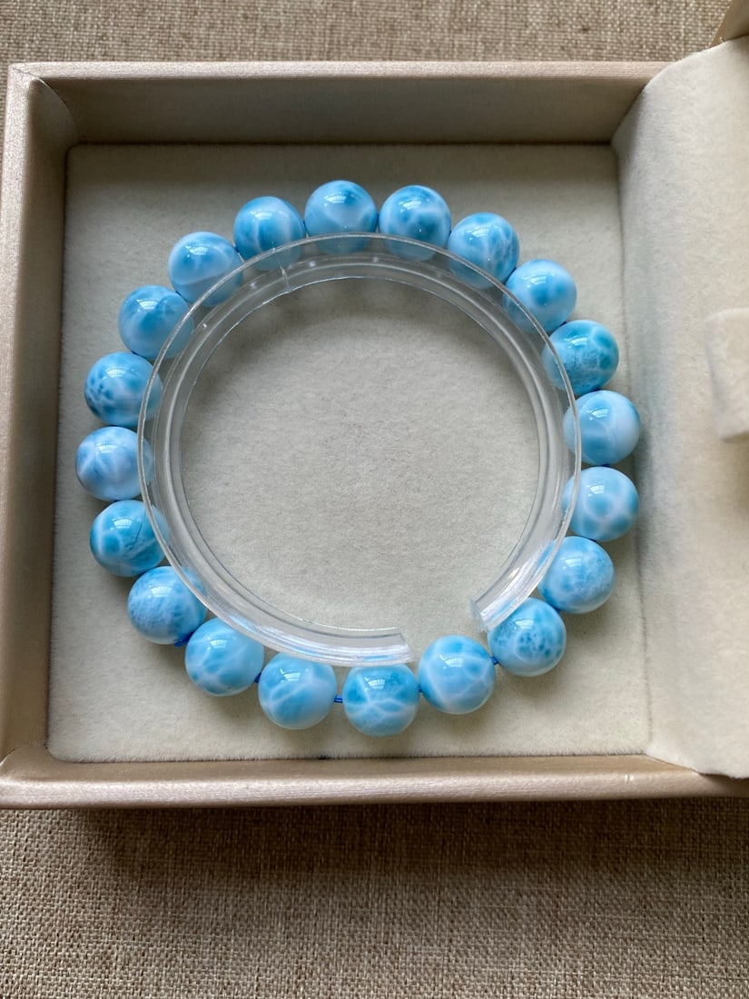 Natural Larimar Bracelet: Specification: 9.7mmWeight: 28.3 gramsNatural Dominican Larimar sea ripple stone bracelet, Larimar has cooling, soothing, and penetrating energy. It has the function of melting and releasing. Correspo