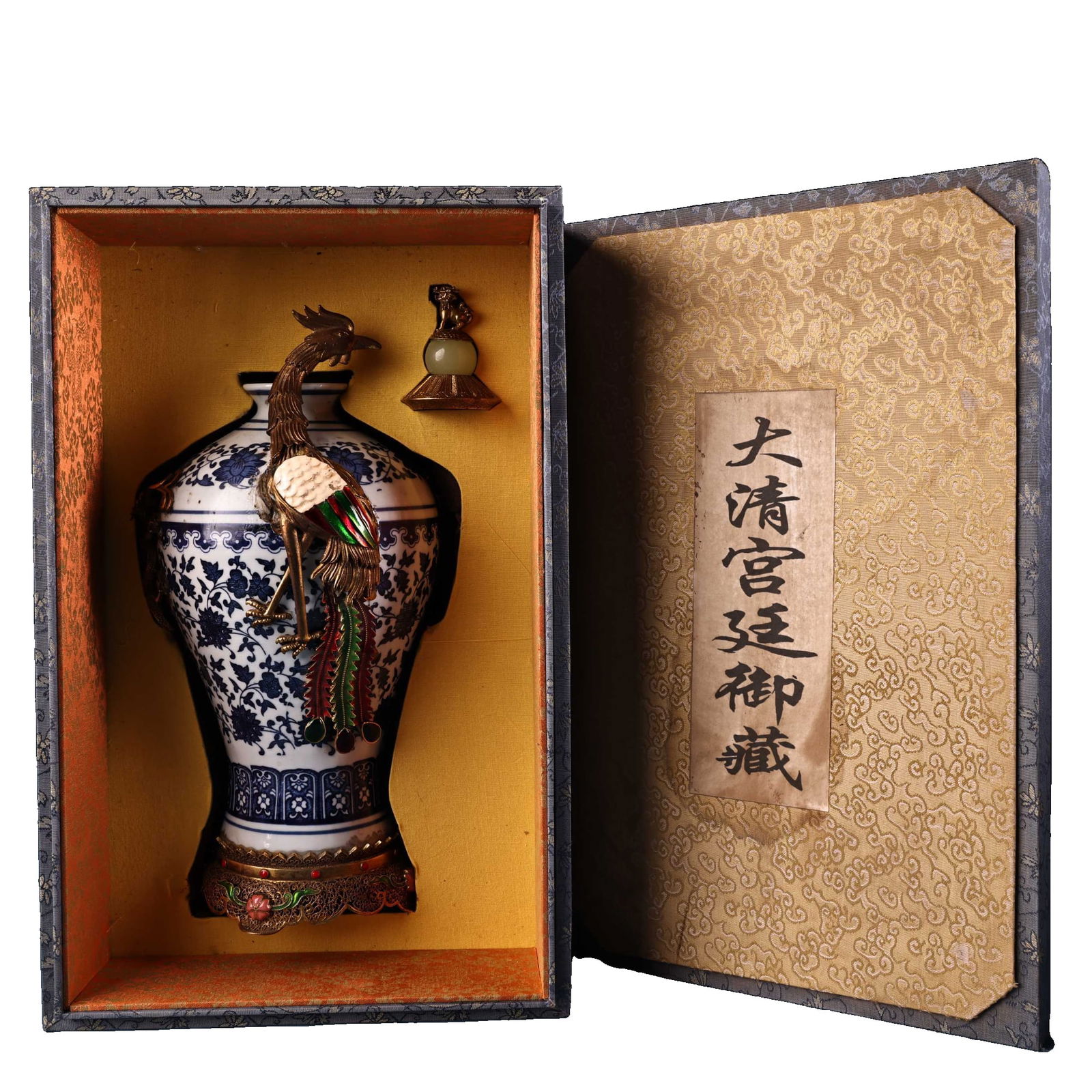 Blue and White Porcelain Flower Vase with Gold Silk Craft: Ancient blue and white porcelain bottle with gilded flower wire craftsmanshipExquisite craftsmanship and elegant designWeight: 1900 grams Height: 36 centimeters Width: 17 centimeters Freight: 1.Intern