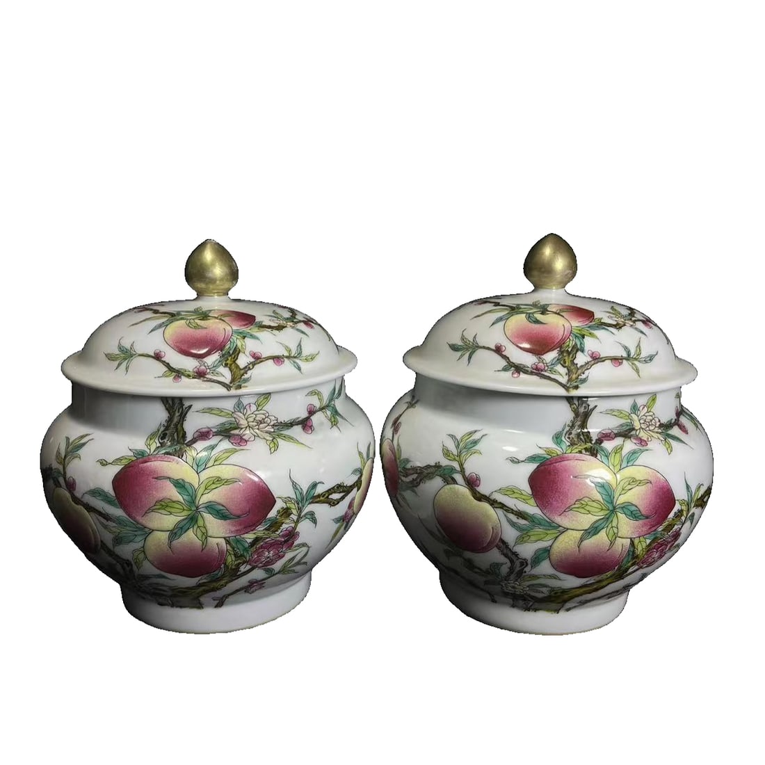Qing Dynasty Qianlong Gilt Peach Covered Jar: Qing Dynasty Qianlong Dynasty gold-painted peach pot with longevity, which showcases the luxurious imperial style with exquisite craftsmanship. The peaches and longevity symbols painted in gold on