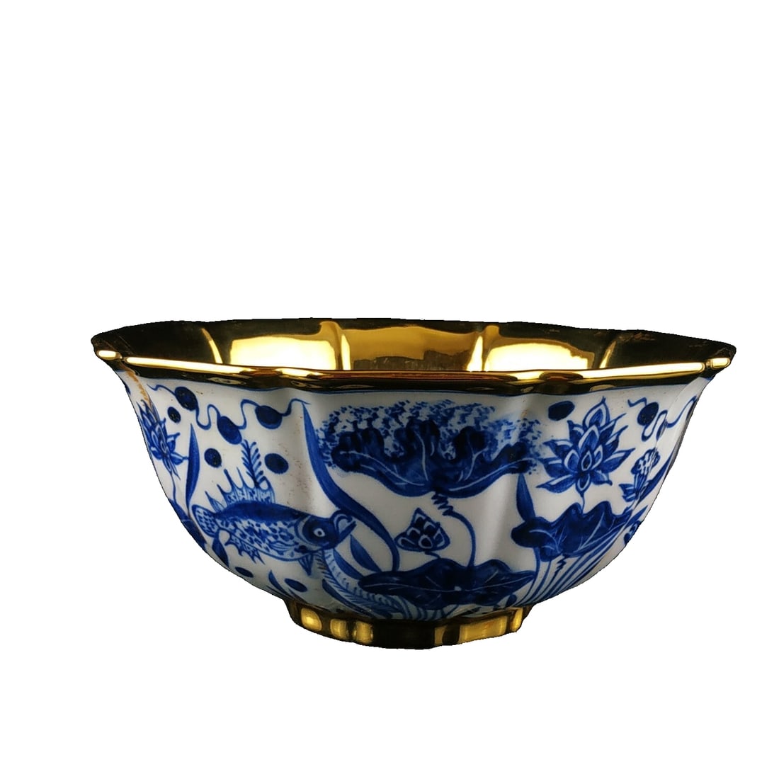 Ming Xuande Blue and White Hand-Painted Gilded Fish and Flower Pattern Bowl: The Ming Xuande blue and white hand-painted fish and plant design gilded bowl, with its exquisite blue and white patterns and unique gilding technique, showcases the superb skills of Ming dynasty