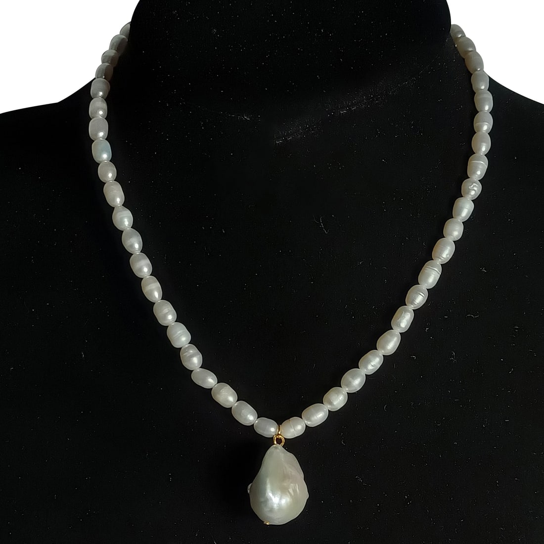Qing Dynasty Pearl Necklace: Qing Dynasty pearl necklace, bead size 0.8x0.6 cm, weight 19 grams. In good condition. Freight: 1.International Shipping: Foreign shipping costs are determined by the destination. 2.Photos,