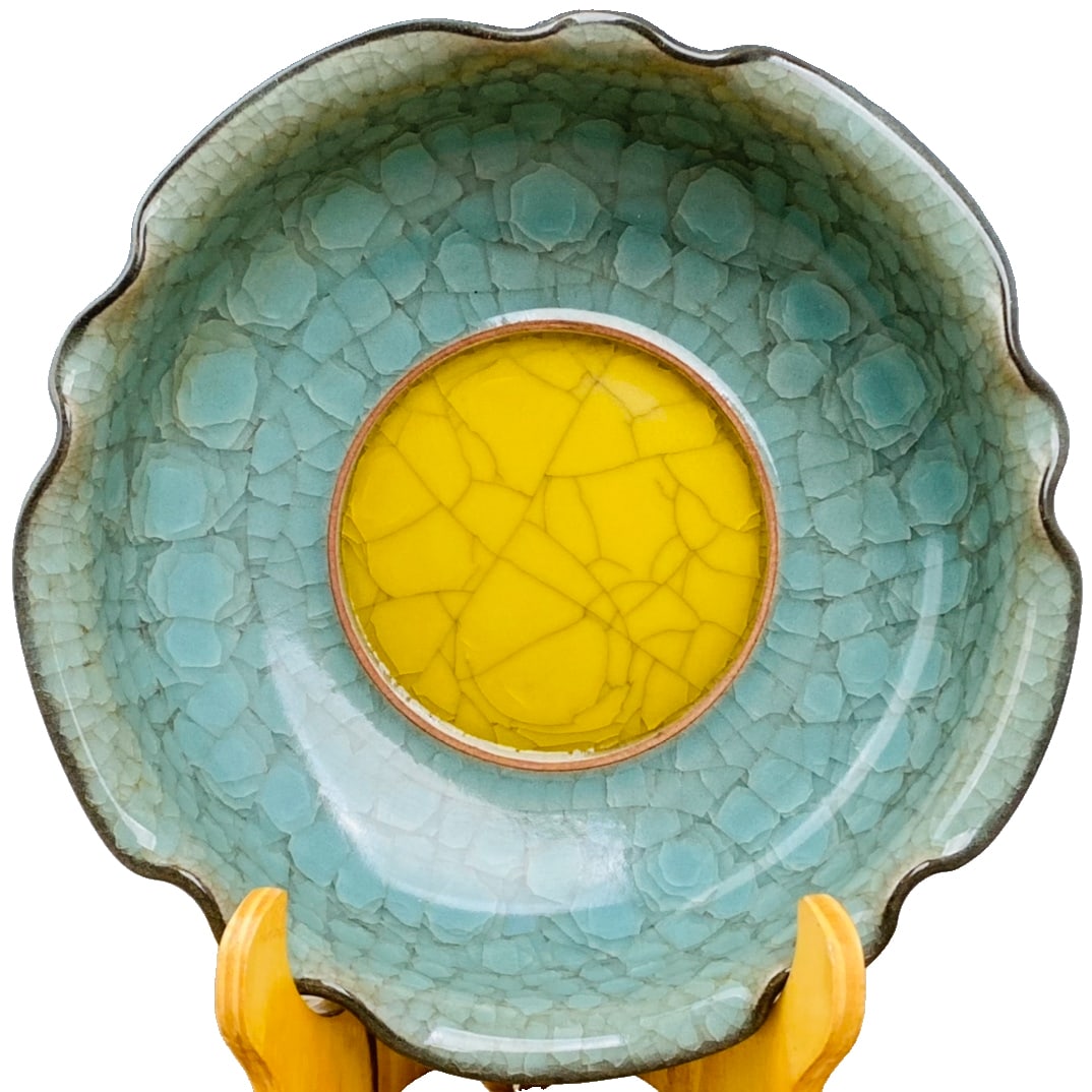 Palace Museum Flower-Shaped Brush Washer in Two Colors of Guanci Ice Plate: Official porcelain with two colors, the Gugong code flower mouth pen wash, height 7.5 centimeters, diameter 21 centimeters Freight: 1.International Shipping: Foreign shipping costs are determined by