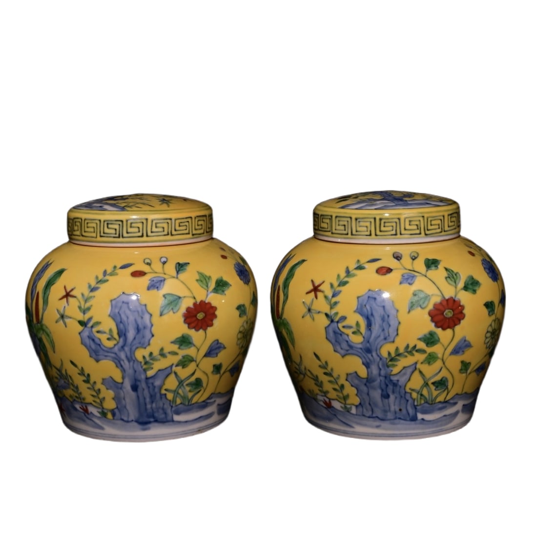 Aged Red Wood Box with Ming Dynasty Chenghua Period Yellow-Glazed Doucai Floral Lidded Jar: Antique redwood box set of large Ming Chenghua period yellow glaze overglaze polychrome flower pattern cover jar, height 14.6×15 cm Freight: 1.International Shipping: Foreign shipping costs are