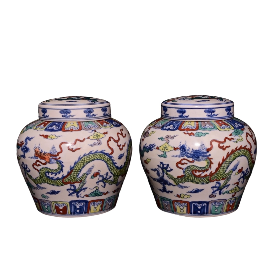 Antique Red Wood Boxed Ming Dynasty Chenghua Period Doucai Dragon Pattern Tianzi Jar: Antique redwood box with a Daming Chenghua period Doucai dragon pattern Tianzi jar, height 14×14 centimeters Freight: 1.International Shipping: Foreign shipping costs are determined by the