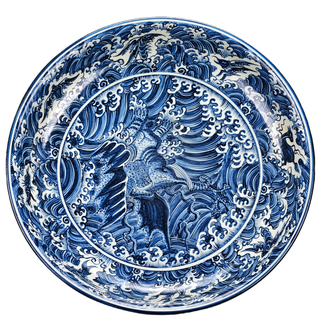 A blue and white porcelain plate with eight strange shapes in the sea, made during the Xuande period: A blue-and-white porcelain plate depicting the Eight Monsters of the Sea, made during the Xuande reign of the Ming Dynasty. Height 10cm, Diameter 70cm. The plate is exquisitely crafted, fully decorate
