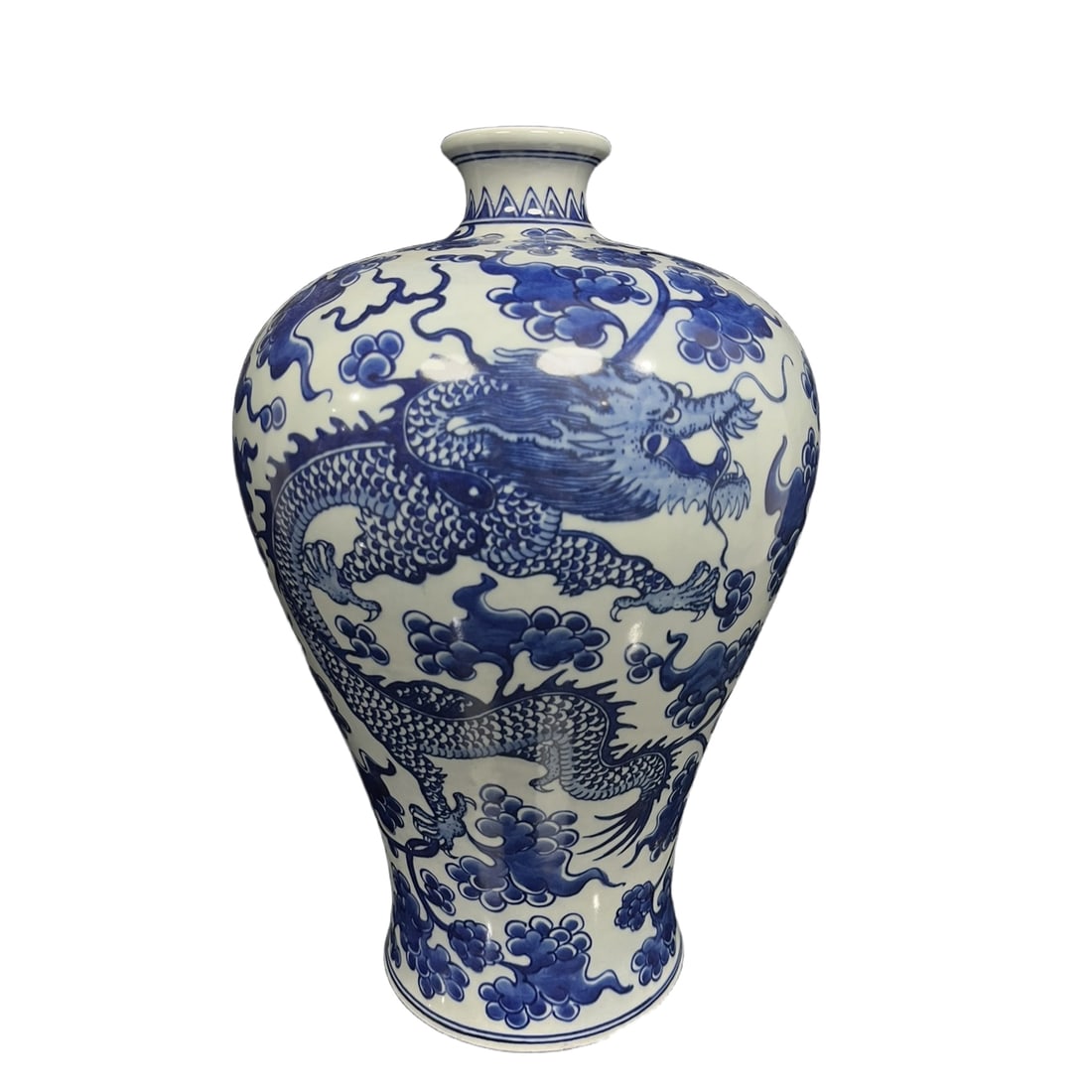 Qing Dynasty Kangxi Period Blue and White Dragon and Branch Cloud Pattern Vase: This meiping is a treasure from the Kangxi era of the Qing Dynasty, adorned all over with blue and white dragon and interlocking branch cloud patterns, showcasing extraordinary craftsmanship. With a b