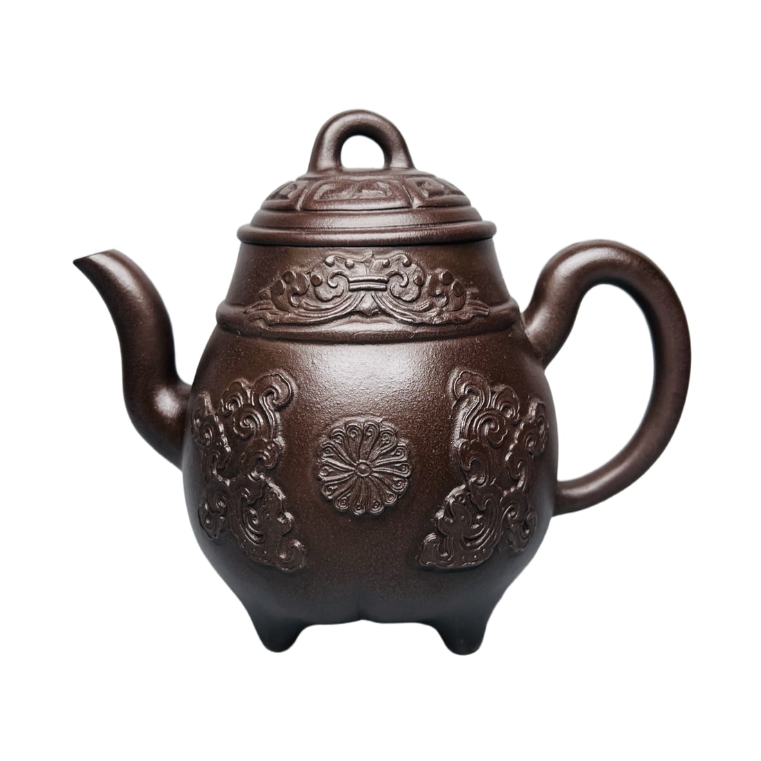 Qing Yongzheng purple clay teapot, stamp version teapot: This 'Yixing purple clay' seal-imprinted teapot originates from the Yongzheng period, crafted from raw purple clay. With a capacity of 450cc and an elegant and classic shape, it harmoniously