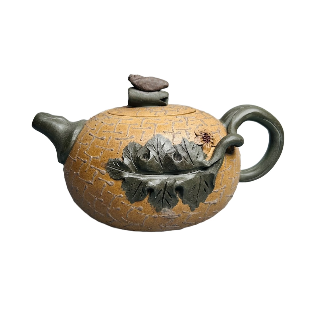 Jiang Rong Item Name: Hami Melon Teapot: This Yixing purple clay teapot is meticulously crafted by Master Jiang Rong, using hand-molded original mine Duan mud. Its name, 'Hami Melon Teapot', embodies the natural and dynamic beauty, with the