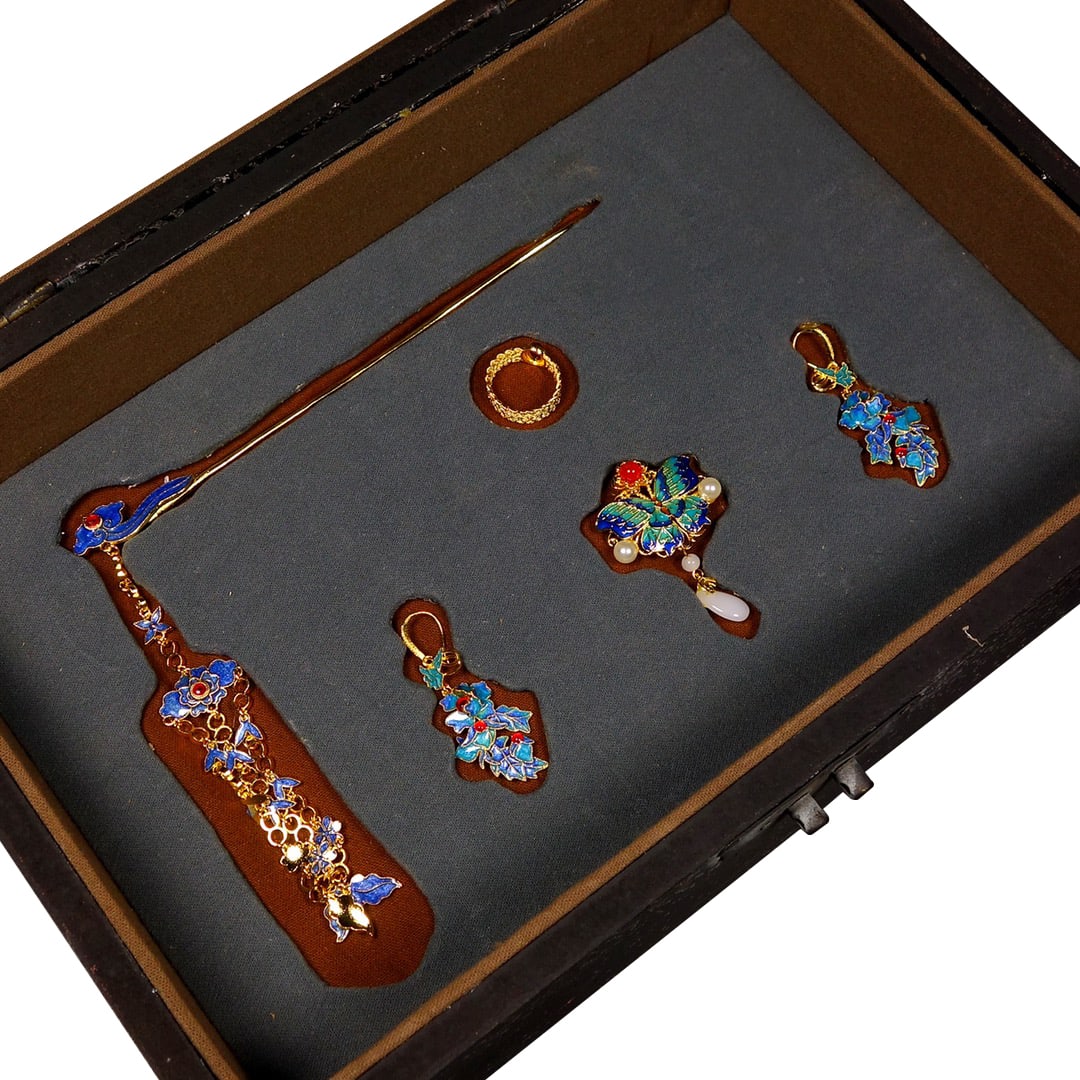 A set of gilt bronze cloisonné jewelry from the collection (1 of 10)