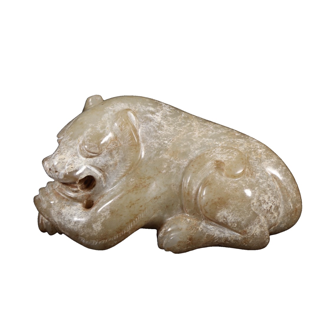 Ancient jade beast from Han dynasty: Han Dynasty Ancient Jade Auspicious Beast Specifications: Length 9.6cm Width 4.9cm Height 4.9cm Weight 326g This is a common theme of divine beasts from the Han Dynasty. The jade carving is in a recli
