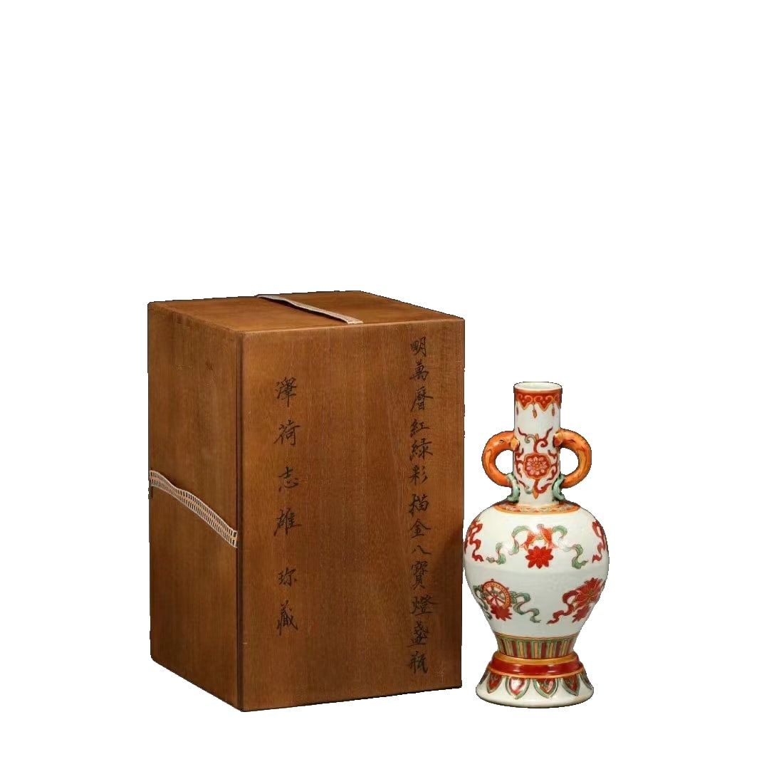 Wanli Period Red and Green Painted Gold Eight Treasures Elephant-Ear Vase: The red and green enameled gilded octo-treasure elephant-ear vase from the Ming Wanli period, with its exquisite shape measuring 23.8 centimeters in height and 10.5 centimeters in belly diameter, show