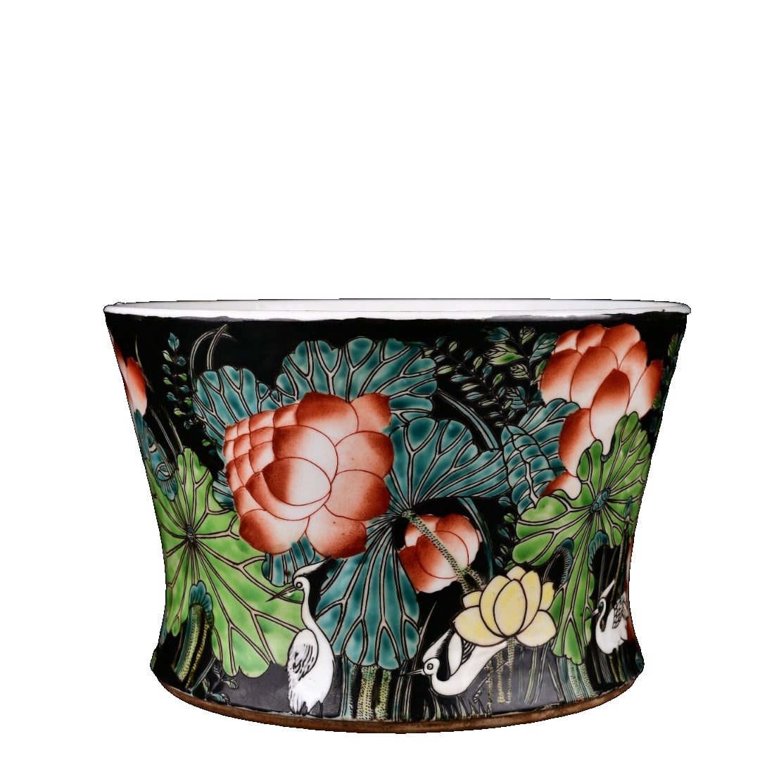 Qing Dynasty Kangxi Period Ink-Ground Powder Color Lotus Pattern Jar (1 of 10)