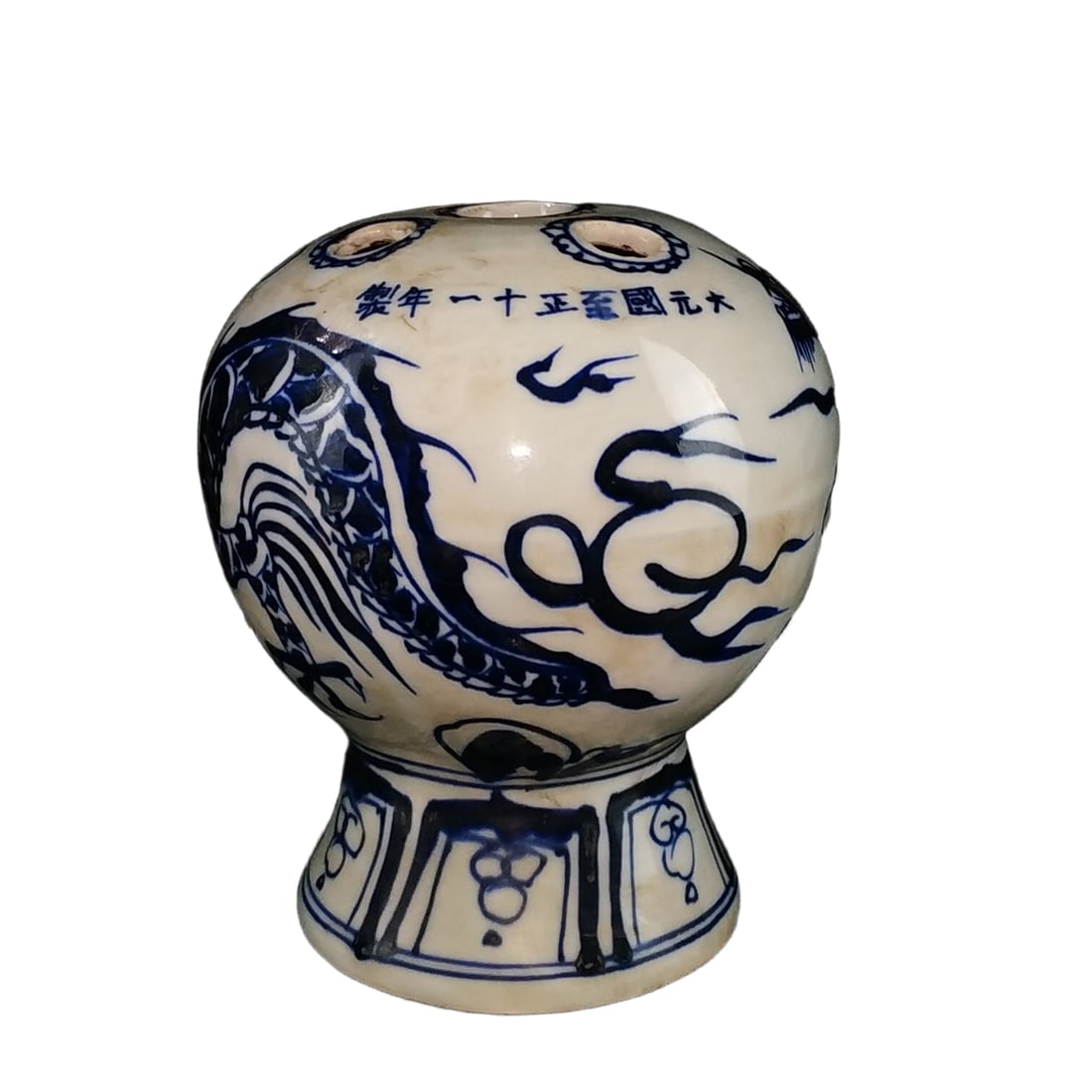 Yuan blue-and-white hand-painted dragon-pattern official hat rack: This Yuan dynasty blue and white hand-painted dragon pattern official hat rack showcases the unique charm of Yuan blue and white porcelain. The dragon pattern is lifelike, symbolizing authority and go
