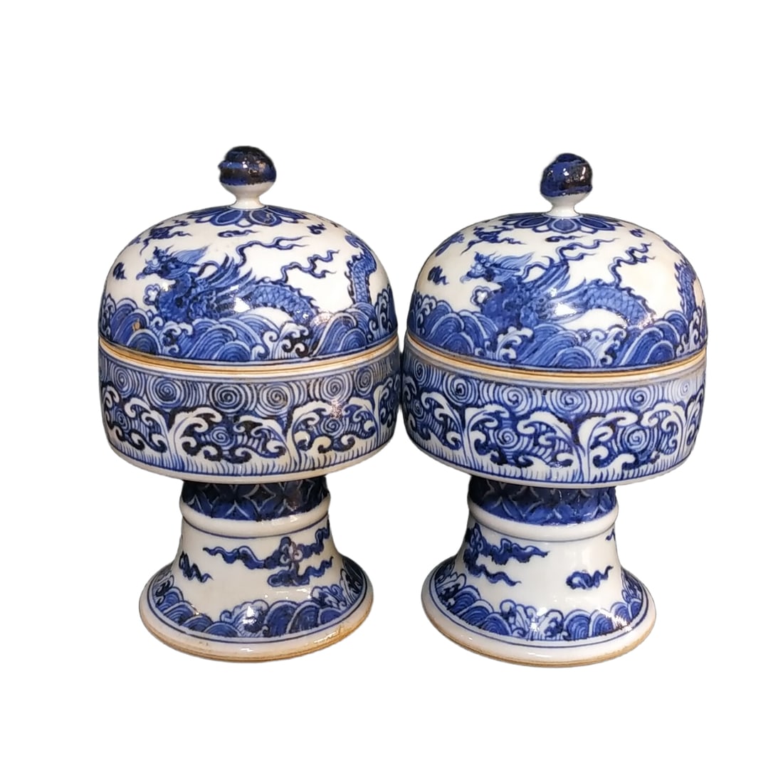 Ming Dynasty Xuande Blue and White Hand-Painted Dragon Pattern High Foot Covered Bowl: This Ming Xuande blue and white hand-painted dragon pattern covered bowl, with its delicate dragon pattern and elegant blue-white color scheme, exhibits unique artistic value. The high-foot design ori