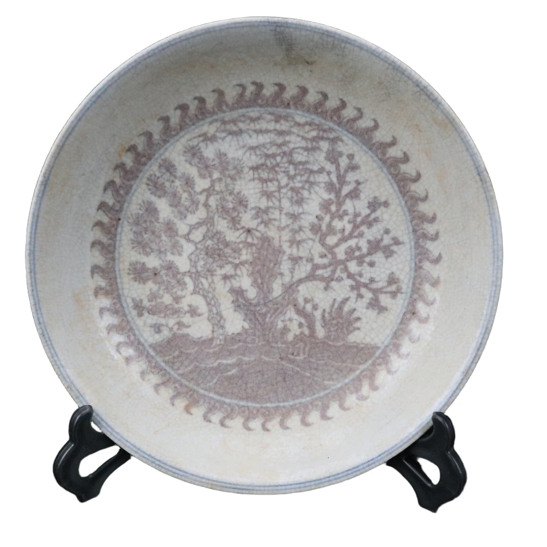 Ming Dynasty Chenghua Glazed Red Pine, Bamboo, and Plum Three Gentlemen Pattern Plate: This underglaze red pine, bamboo, and plum blossom design, depicting the Three Gentlemen (pine, bamboo, and plum), is 20cm in diameter and showcases the outstanding porcelain craftsmanship of the Chen