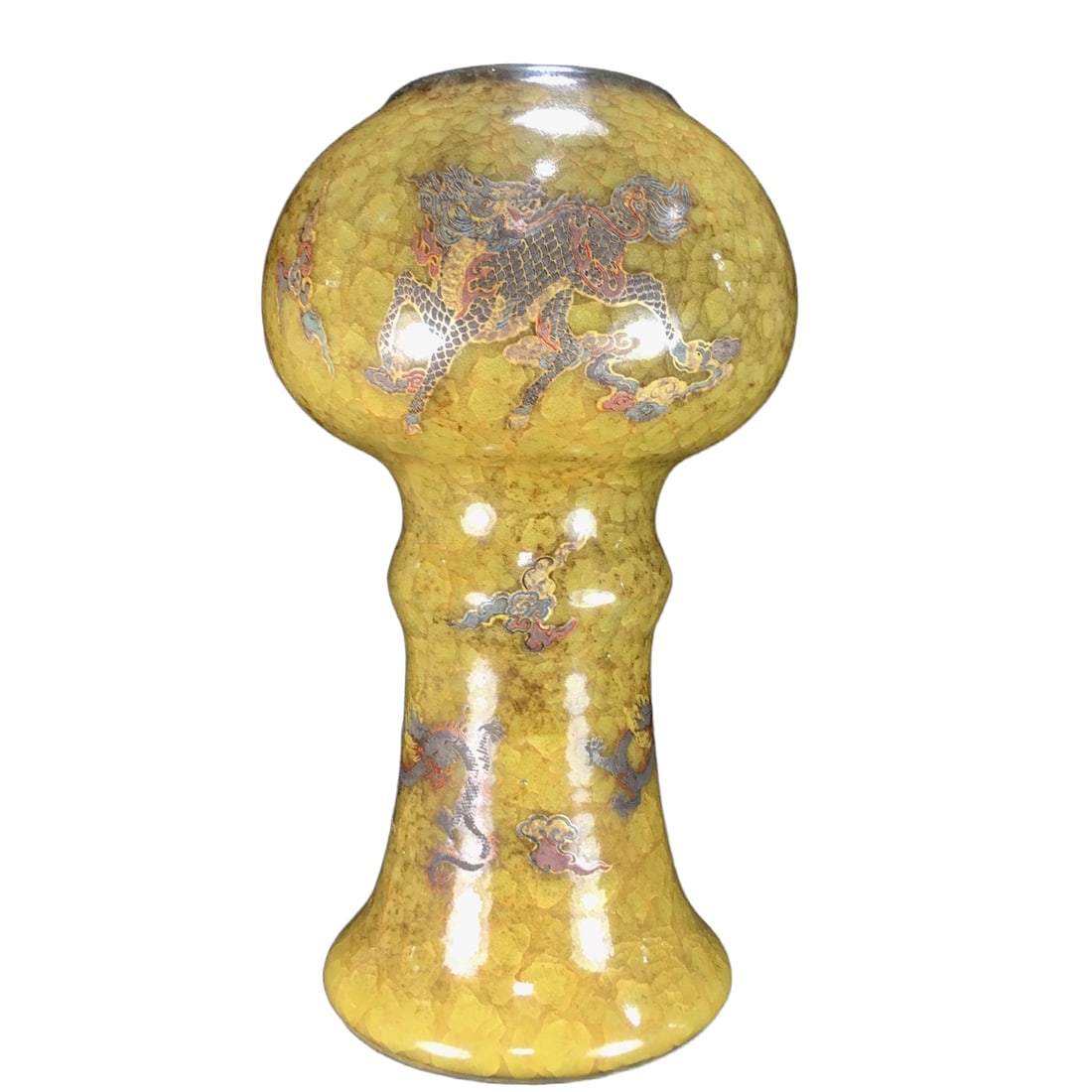 Song Dynasty Ice Fragment Official Kiln Gilded Goblet: This tall bottle showcases the exquisite craftsmanship of the official kilns of the Song Dynasty, featuring its own style of ice-flake textures, and gold-plated decorations that add a touch of luxury.