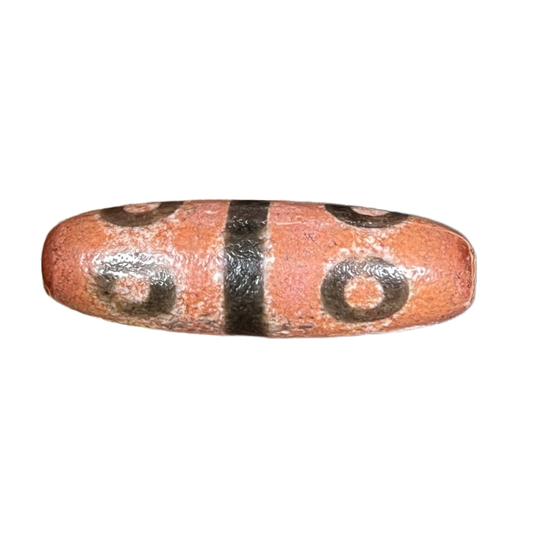 Old Agate Eight Eye Dzi Bead: Eight-Eyed Dzi Bead Size: 36x11 millimeters, weathering is clear and distinct, patina is thick and smooth. Freight: 1.International Shipping: Foreign shipping costs are determined by the destination.