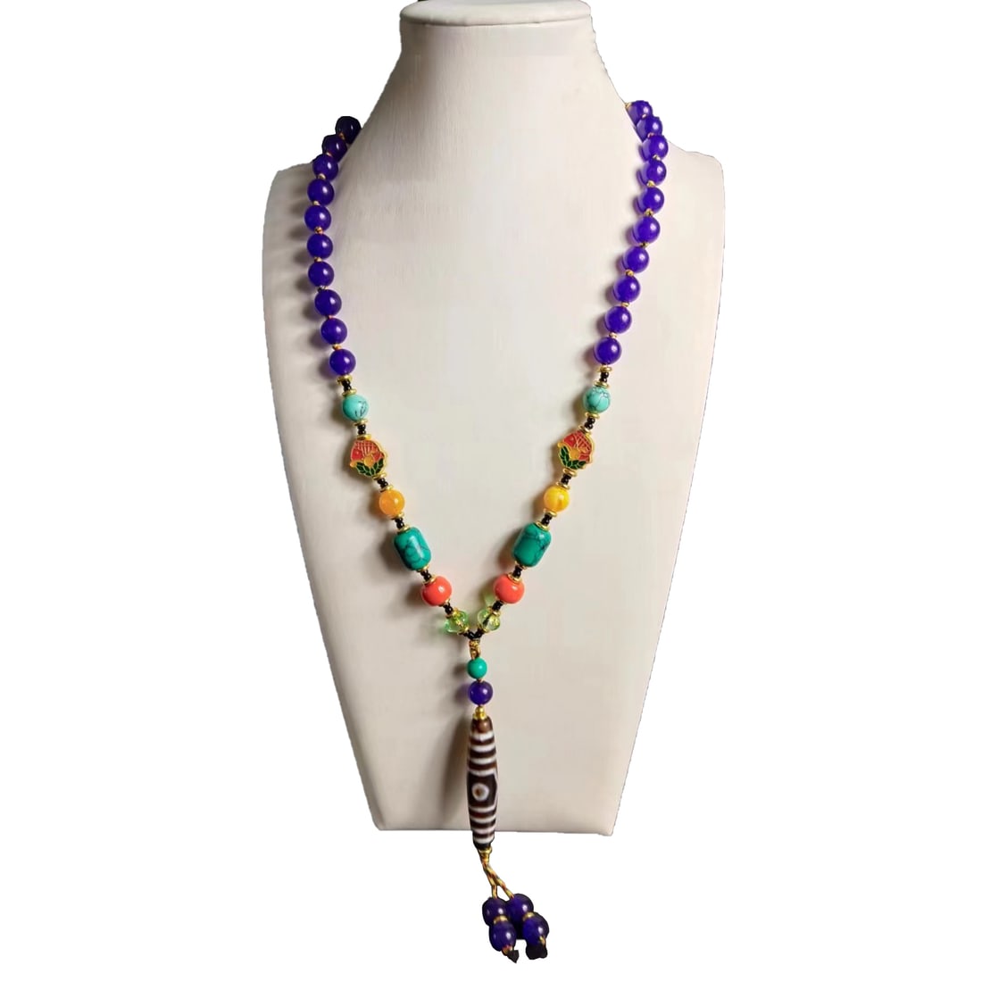 Natural jade inlaid with red gold, three-eyed heavenly bead necklace with fish motifs: Natural jadeite inlayed with red gold, annual fish three-eyed celestial bead necklace, length 50 centimeters, bead length 7 centimeters, weight 831 grams. Natural jadeite, smooth and round. Freight: 1