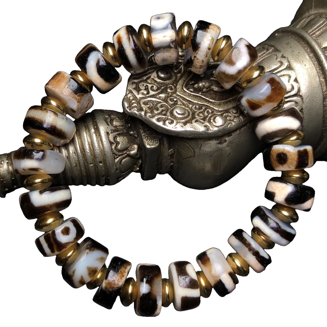 Natural Agate Old Sky Bead Medicine Slice Buddhist Beads Bracelet: Ancient Tibetan Dzi Bead BraceletSize: Approx. 13x6mm x 21 beadsThe purest Dzi beads are extremely rare, having been considered sacred treasures among all beads since ancient times. They are even rare