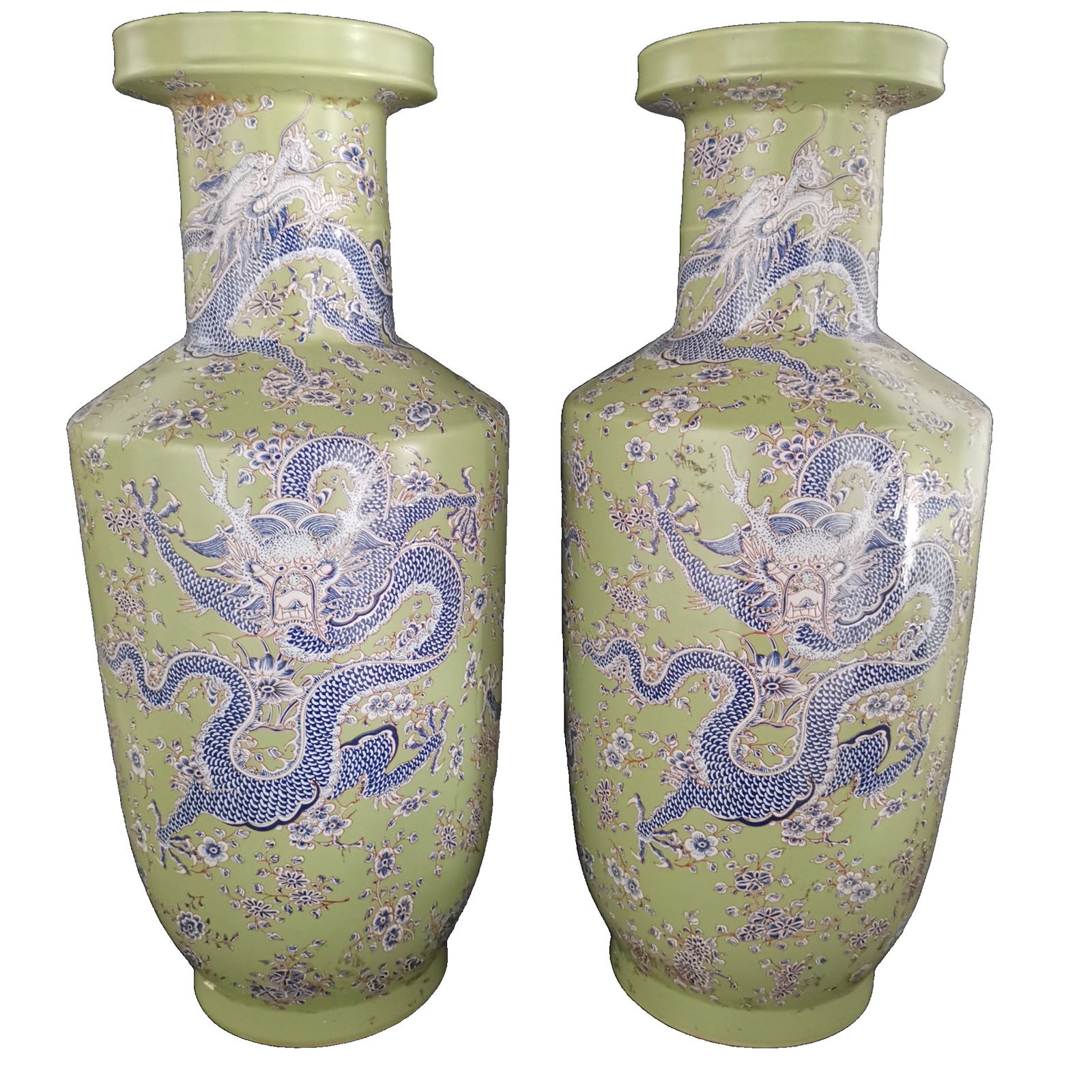 A pair of Kangxi-marked dragon-patterned mallet vases: A pair of Kangxi-era dragon-patterned mallet vases, 42 x 18 cm. The vases feature a light green background, painted with blue and white dragon patterns and embellished with floral motifs. The mallet v