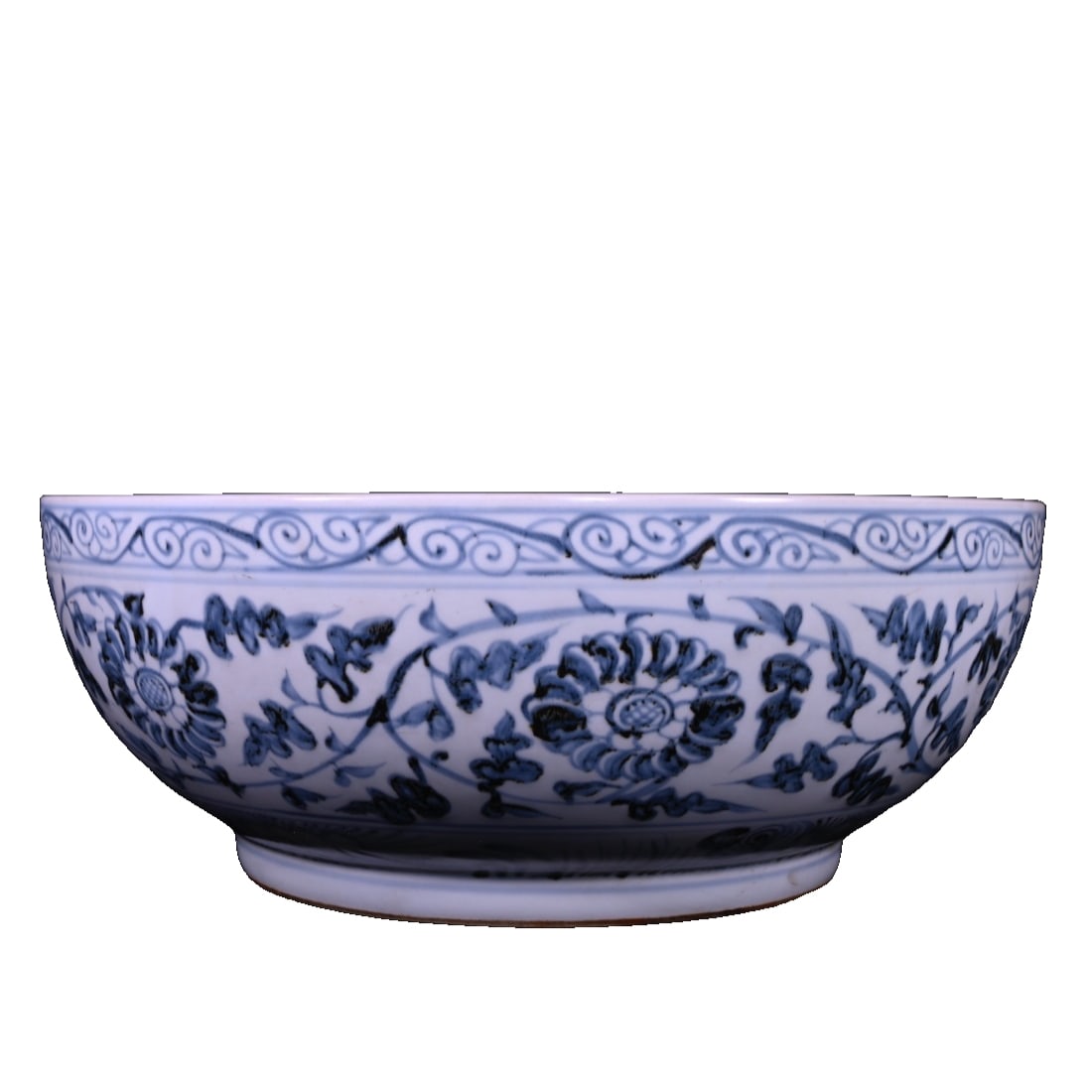 Ming Dynasty Hongwu period blue and white bowl with qilin motif.: Large bowl with blue and white kylin pattern from the Hongwu period of the Ming Dynasty, measuring 14.6 cm in height and 39 cm in diameter. This large bowl showcases the exquisite blue and white decor