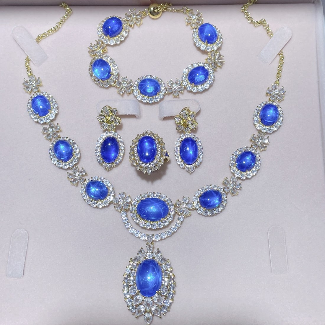 Blue Star Gemstone Jewelry Set: Sapphire Jewelry Set in Blue Starlight, hardness reaching level 9, net weight 113.6 grams. This set is beautifully designed, with gemstones of deep color and dazzling luster, suitable for collection o