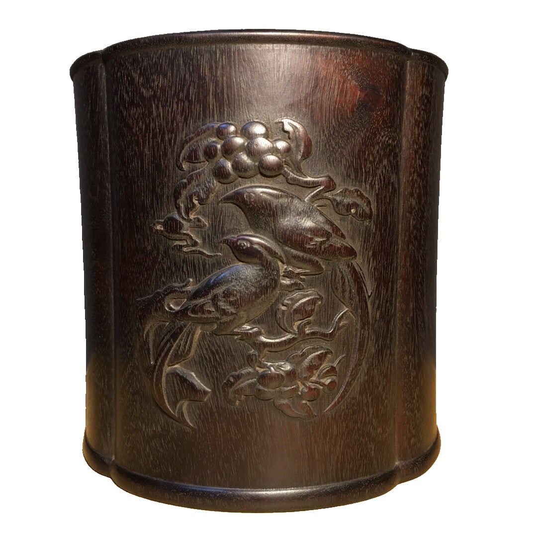 Rosewood carved pen holder: The purple sandalwood carving pen holder has clear cow hair patterns, with a height of 19.5 centimeters, a diameter of 19.5 centimeters, and weighs 1320 grams.