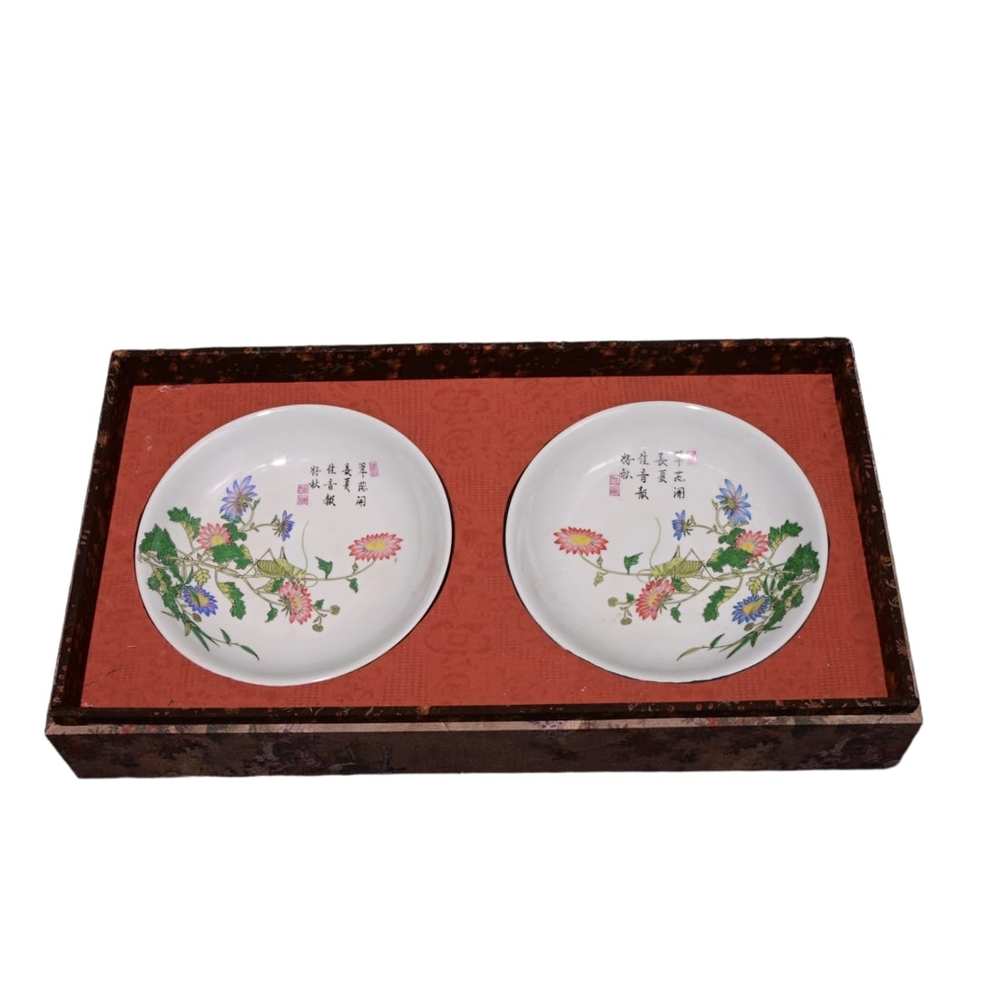 Yongzheng Enamel Grass Pattern Plate: Qing dynasty Yongzheng period enamel ware with wormwood and grass pattern, diameter 20.5 cm, showcasing the exquisite craftsmanship and artistic style of the Yongzheng era. The detailed wormwood and