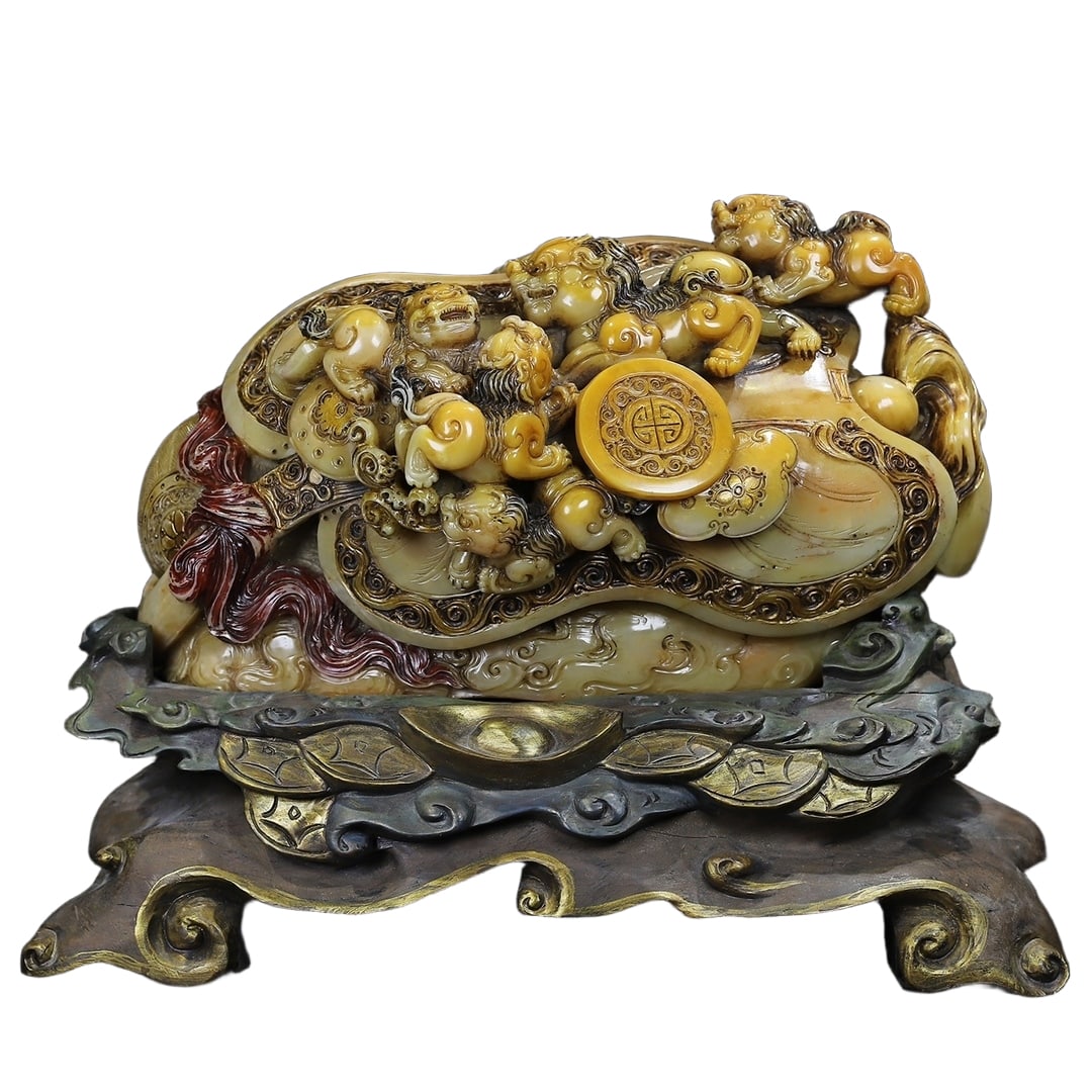 Shoushan Stone 'Everything Goes Well' Lion Ruyi Seal Display Piece: Shoushan stone, symbol of everything going as wished, lion-shaped seal ornament, seal length 31cm, width 14cm, height 18.5cm, net weight 8425g. This seal is exquisitely carved with a lifelike lion