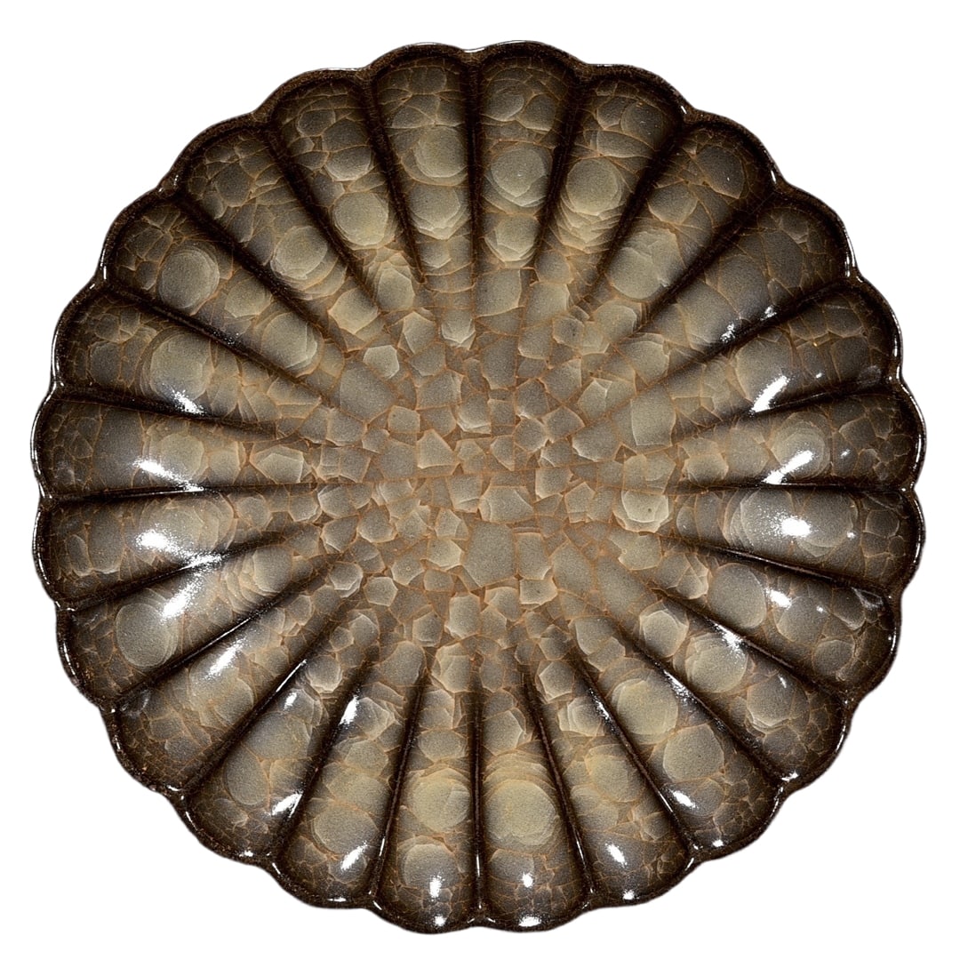Song Dynasty Guan Kiln Ice Crackle Chrysanthemum Plate: This Song dynasty official kiln ice-cracked glaze chrysanthemum plate, with a height of 3.5 centimeters and a diameter of 17 centimeters, showcases the excellence of Song dynasty porcelain-making