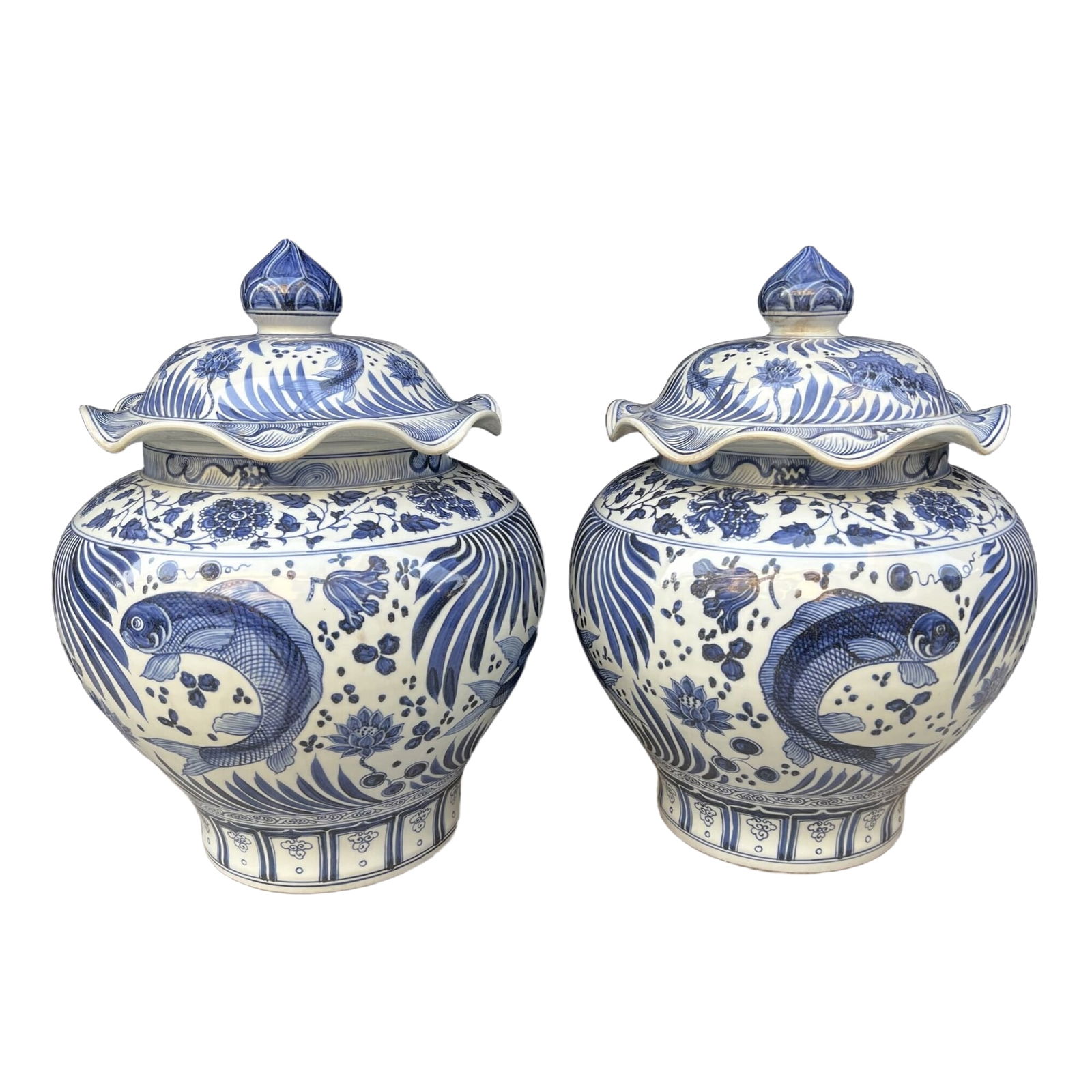 Ming Yongle Blue and White Fish and Algae Pattern Lotus Leaf Jar: The blue and white fish algae pattern lotus leaf cover jar made during the Yongle period of the Ming Dynasty measures 73×50 centimeters in height. This jar features an elegant shape with a lotus