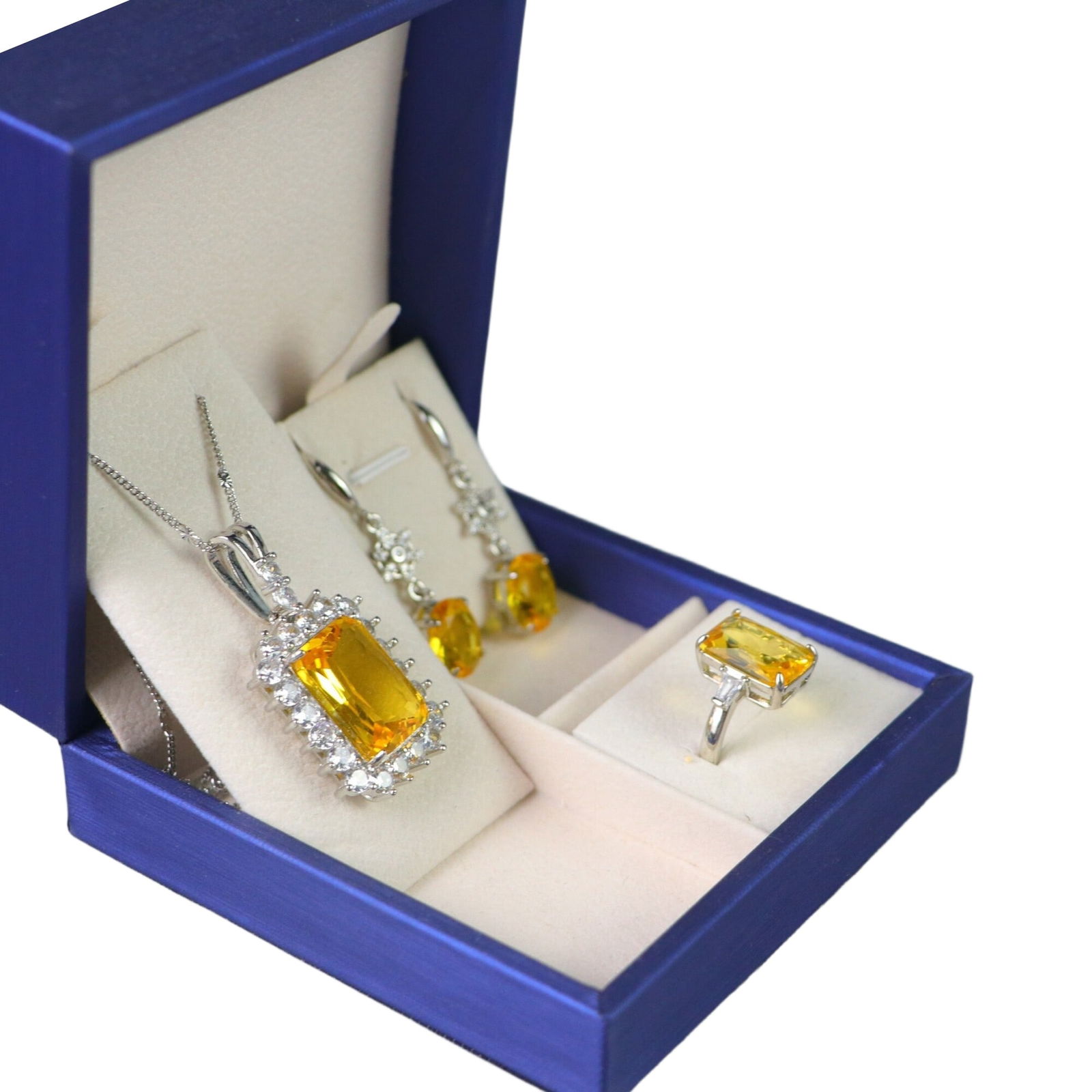 Three-piece set of yellow gemstone jewelry: A three-piece set of silver jewelry with diamonds and yellow gemstones, including a necklace pendant, earrings, and a ring. Each piece of jewelry is inlaid with yellow gemstones and is exquisitely des