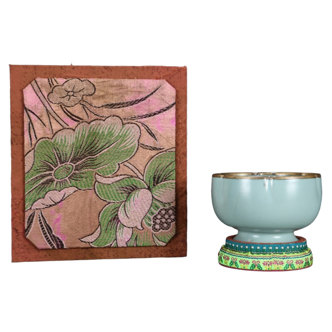 Song Dynasty Ru Kiln Sky Blue Glaze Cup: This Northern Song Dynasty Ru Kiln sky-blue glaze sunflower mouth high-footed cup, with a height of 7.7 centimeters and a belly diameter of 12 centimeters, showcases the exquisite craftsmanship and un