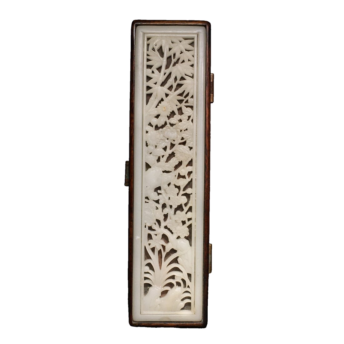 Rosewood Inlaid Jade Box: Rosewood inlaid with jade box, full of star-shaped cattle hair pattern is clear, length 25.5 cm, width 6.8 cm, height 7 cm, weight 70 grams. The box body is designed exquisitely with fine wood grain