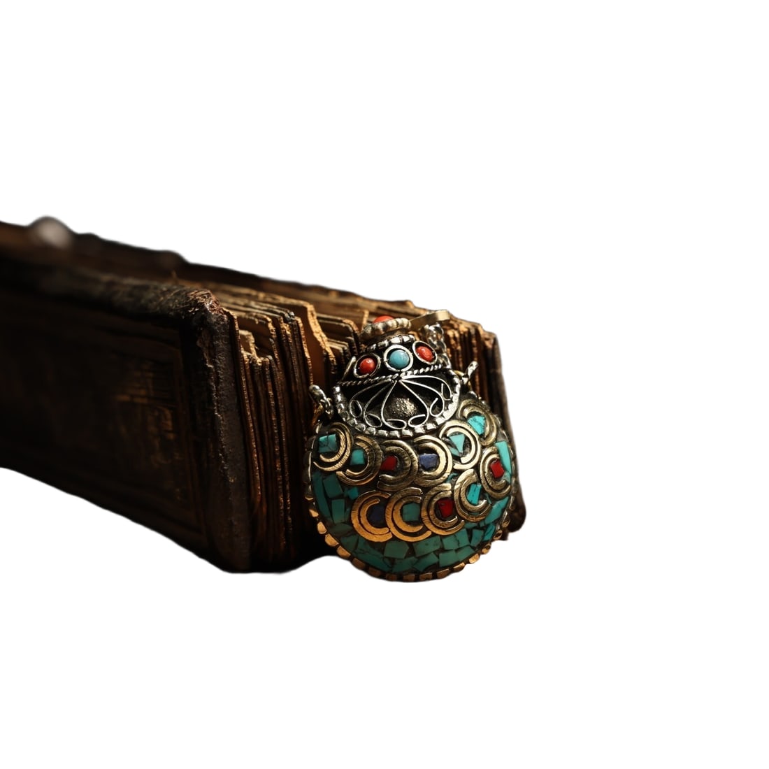 Copper Inlaid Gemstone Snuff Bottle: Copper Inlaid Gemstone Snuff BottleExquisite craftsmanship Unique designWeighs 16.4 grams