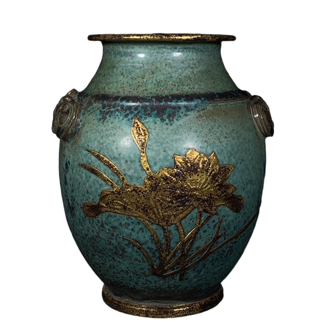 A gold-inlaid jar with a mouth wrapped in a Qing Dynasty-style furnace.: Qing dynasty cloisonné jar with gold inlay, measuring 21.5 centimeters in height and 17 centimeters in diameter. The glaze is deep and the gold decoration is exquisite, showcasing the superb craftsma